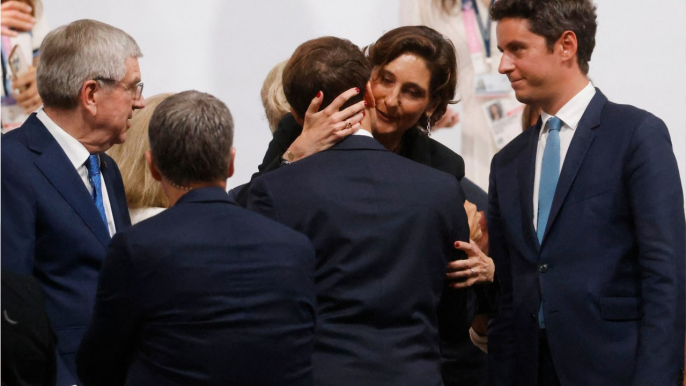 VOICI : "Brigitte va pas aimer" : des photos d'Emmanuel Macron et Amélie Oudéa-Castera très proches après la cérémonie des JO font réagir