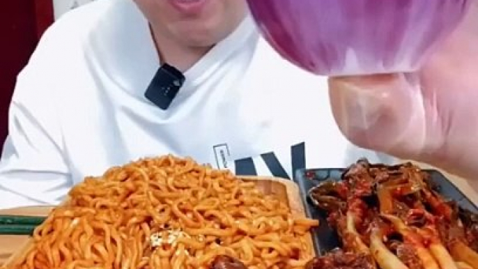 Brother Xiaofeng Eating Fast Food  Onions With Fried Chicken Thighs And Turkey Noodles Mukbang Show_480p