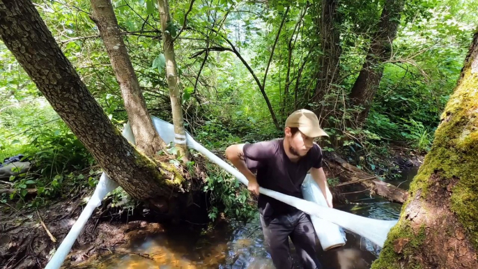 Building an Amazing Shelter Over the WATER with Plastic Wrap RELAXING CAMP/ BUSHCRAFT TENT/SURVIVAL|بناء مأوى رائع فوق الماء باستخدام غلاف بلاستيكي. مخيم الاسترخاء / خيمة بوشكرافت / البقاء على قيد الحياة|प्लास्टिक रैप से पानी के ऊपर एक अद्भुत आश्रय का नि