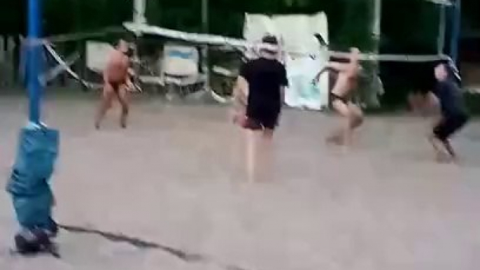 Beachvolleyball, ein starker Schlag des Balls durch die Mitte in die erste Linie.