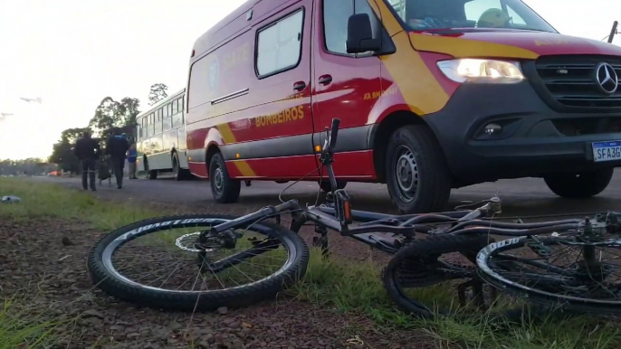 Ciclista fica ferido após colidir com ônibus do transporte público em Cascavel