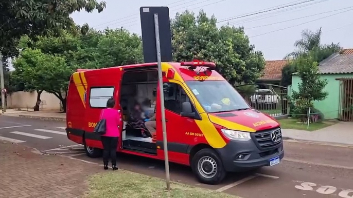 Criança ferida é socorrida pelo Siate na Escola Municipal Neiva Ewald no Jardim Presidente