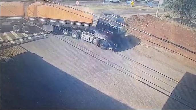 Câmera de segurança flagra colisão entre moto e ônibus do transporte coletivo em Cascavel