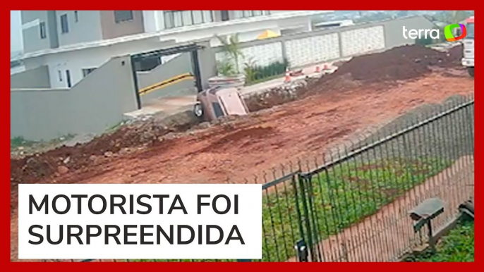 Carro cai em ‘cratera’ de obra logo após sair da garagem no Rio Grande do Sul