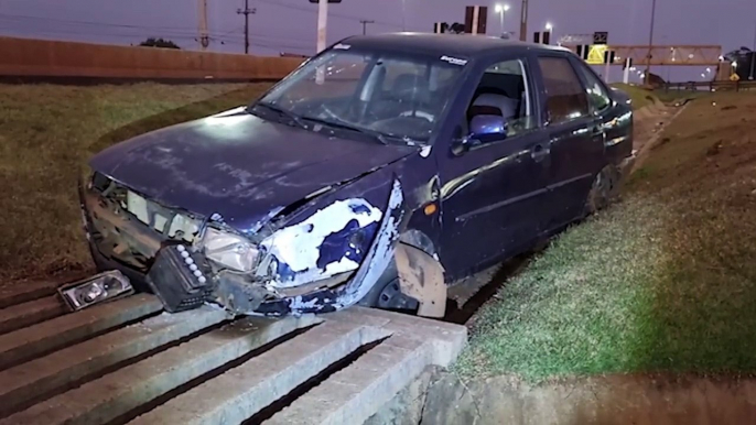 Condutor abandona carro após sair da pista e cair na canaleta no Trevo Cataratas