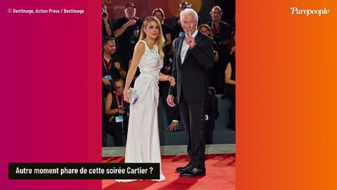 Amal Clooney éblouissante en robe bustier, Lou Doillon envoûtante avec son décolleté... Soirée très chic à Venise