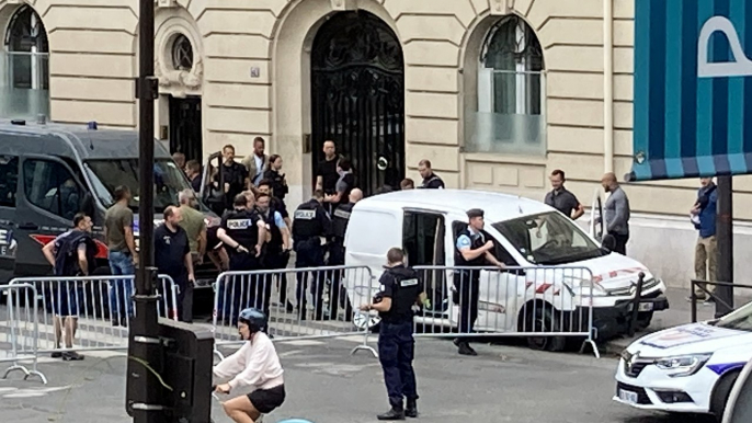 Paris : un conducteur termine sa course contre des bornes en béton après un refus d'obtempérer près de la tour Eiffel