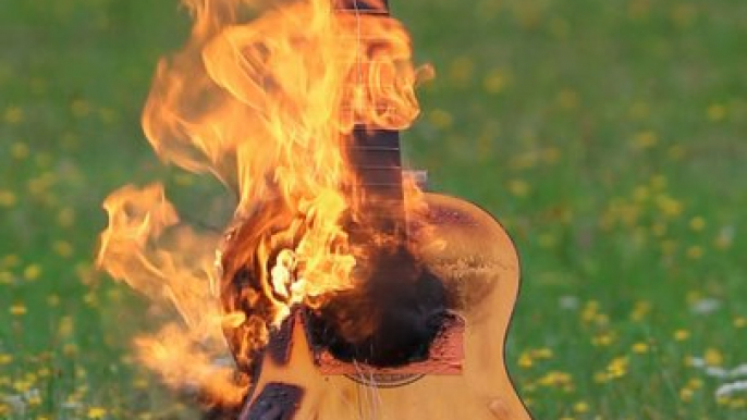 Faire exploser une guitare : ça fait quoi ??