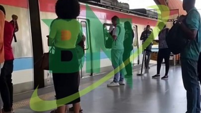 Passageiros ficam preso dentro de metrô na estação acesso norte em Salvador