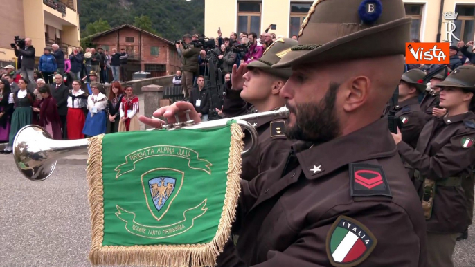 Mattarella depone una corona presso il Monumento ai Caduti di Ampezzo