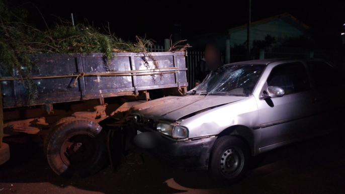 Veículo Gol atinge caminhão estacionado no Bairro Interlagos em Cascavel