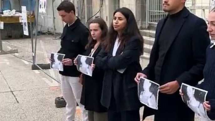 Ecœurement : La minute de silence en hommage à Philippine à Vienne, en Isère perturbée par des manifestants d'extrême gauche qui ont chanté "Siamo Tutti Antifascisti"