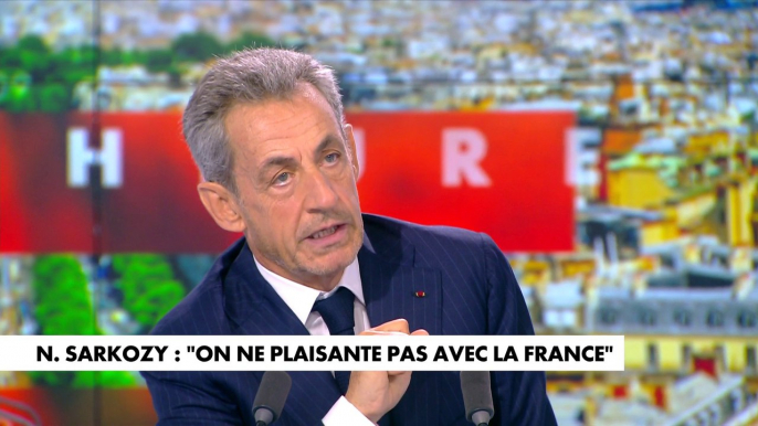 «Je soutiens M.Barnier» «pour éviter de tomber dans le gouffre» assure Nicolas Sarkozy