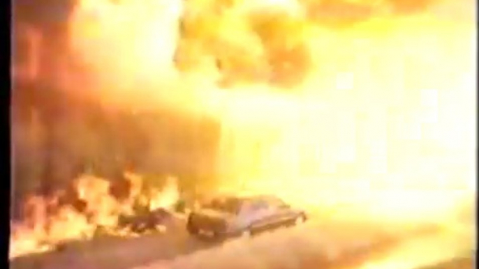 Stuntman tra le fiamme con una Peugeot 405 - Spot peugeot 405 - Advertising peugeot 405