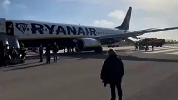 Italie: Regardez les images impressionnantes des flammes sous l’aile d’un Boeing 737 de Ryanair alors que l’avion était sur la piste de décollage - Aucune personne n’a été blessée