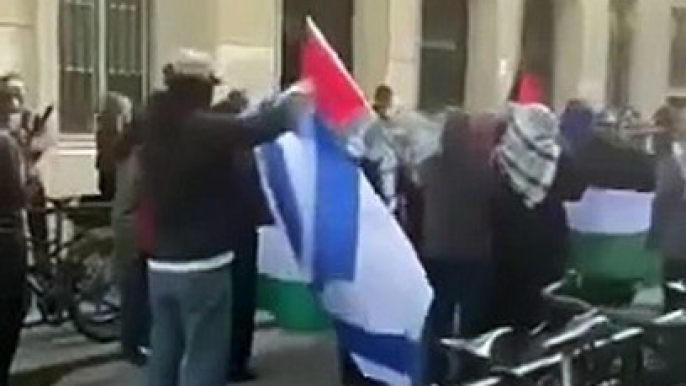 Sciences Po Paris: Regardez ce jeune homme seul qui brandit courageusement le drapeau israélien face à la foule de pro-palestiniens qui tente de bloquer l'école - VIDEO