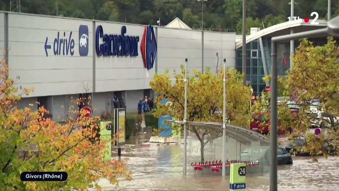 Plusieurs départements touchés depuis ce matin par des inondations entrainant l’évacuation d’écoles, l’arrêt des trains, la fermeture d’autoroutes - Regardez