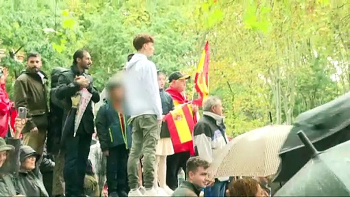 Las máximas autoridades asisten a un desfile del 12 de octubre marcado por la fuerte lluvia