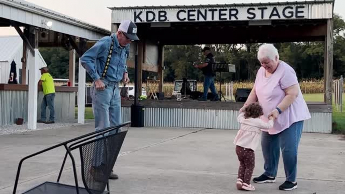 Shy Girl Who Danced With Elderly Couple At Festival Finds Them Again A Year Later | Happily TV