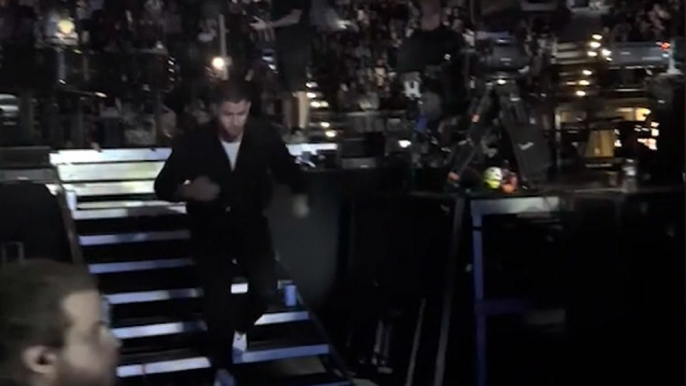 Nick Jonas runs off the stage in the middle of Jonas Brothers concert