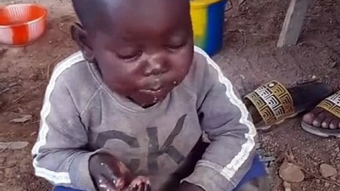 little child eating rice ,What kind of thing is This innocent child is falling asleep while eating rice Even sleep is divorced from death. In this the child looks so innocent, so beautiful, he is eating and sleeping togeth? It comes to a person anywhere.