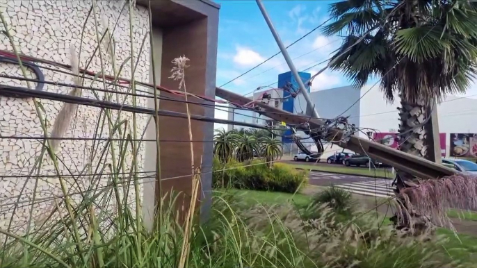 Motorista derruba poste e foge, deixando bairro às escuras