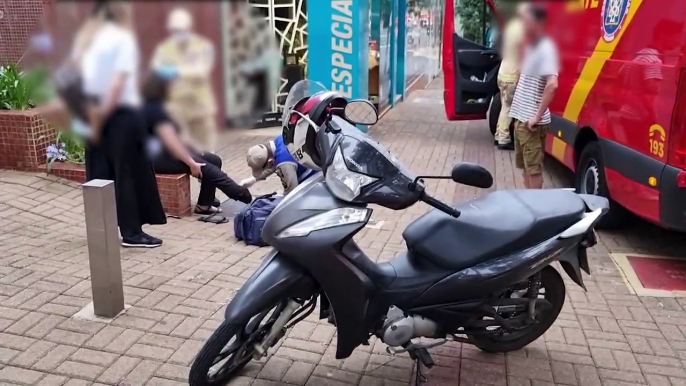 Mulher fica ferida ao cair de moto na Rua Minas Gerais