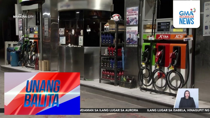 Ilang motorista, nagpa-full tank na bago ipatupad ang taas-singil sa mga produktong petrolyo | Unang Balita