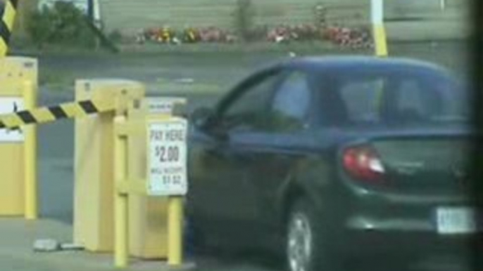 Dumb_woman_vs_parking_toll_machine