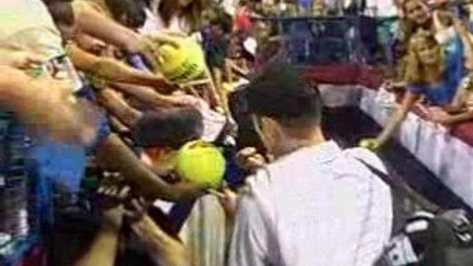 Andy Roddick Signs Autographs at Legg Mason
