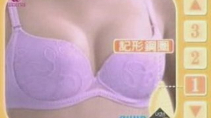 看美女乳溝的好方法 上電梯 華歌爾