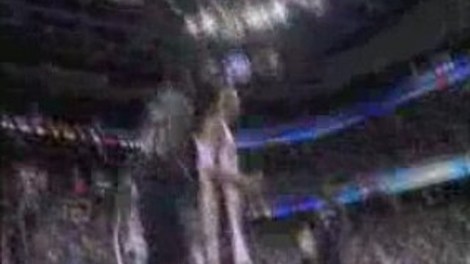LeBron James left-hand slam on ATL (11.22.08)