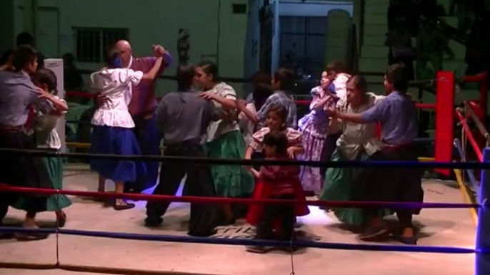 Chicos de la Asociación bailando danzas Folcloricas