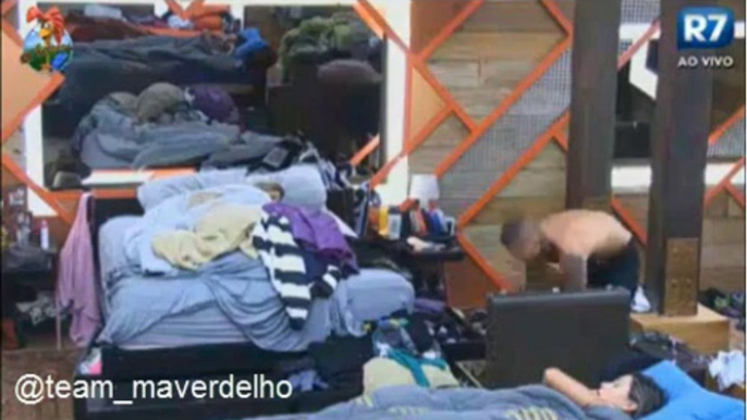 Mateus deixa algumas roupas pra Baby 03/09