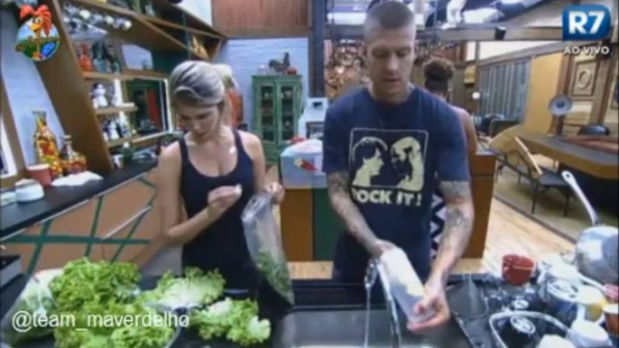 Na cozinha, Mateus dá um beijinho no pescoço de Barbara, 13/09