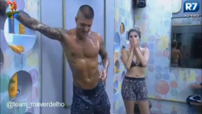 Barbara e Mateus tomam banho juntos, tarde 13/09