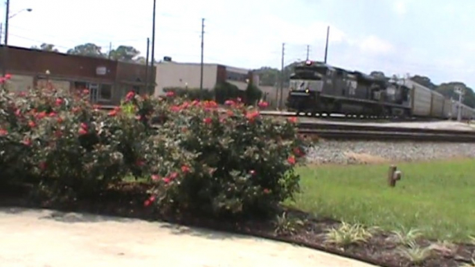 NS 290 leads an autorack and intermodal train EB through Austell Ga.