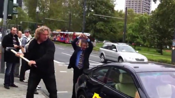 Il détruit sa voiture BMW M6 pour protester contre la marque!