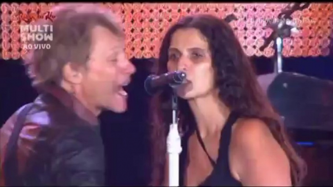 Fã sobe no palco e ganha beijo de Bon Jovi