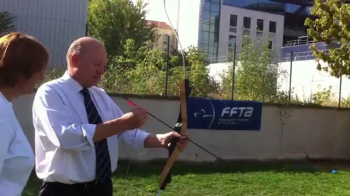 Didier Paillard, maire de Saint-Denis s'initie lors de la journée portes ouvertes initiation tir à l'arc US-GAZELEC Paris/Plaine-Saint-Denis (séquence 2)