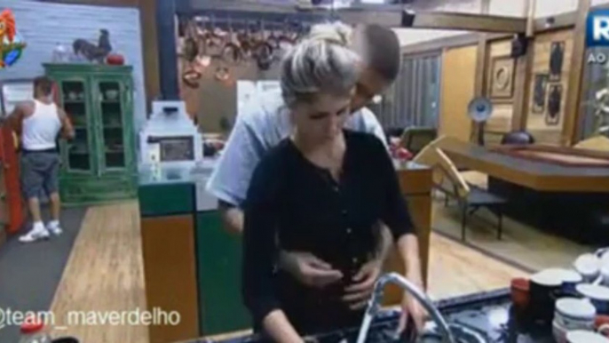 Mateus dá um beijinho no pescoço de Barbara, manhã 25/09