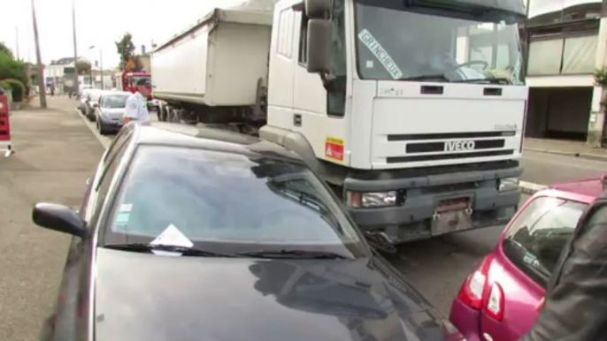 Le chauffeur finit sa course dans les voitures stationnées le long de la route