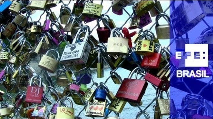 Pont des Arts, em Paris, vive cada vez mais o peso do amor