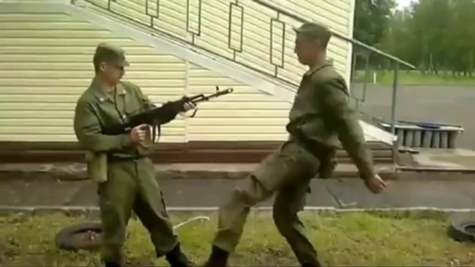 Désarmer une Mitrailleuse Kalachnikov AK-47 en 3sec !!!