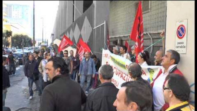 Napoli - Licenziamenti, protesta dipendenti ditte esterne delle Poste -live- (09.10.13)
