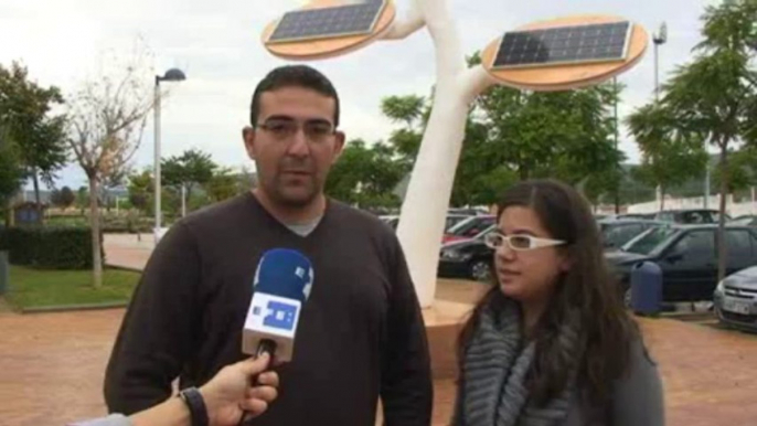 Un árbol solar para recargar móviles y tabletas en la calle