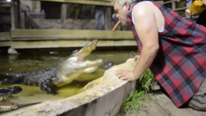 Nourrir un crocodile avec sa bouche... Taré