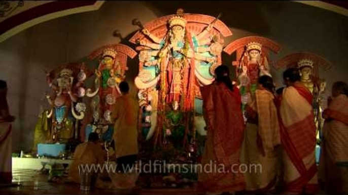 Durga Maa and her devotees: Aarti at CR Park Durga Puja