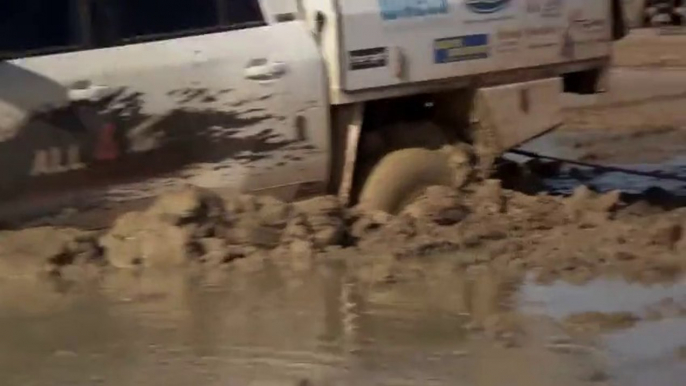 Remorquage de 4x4 qui fini très mal pour l'autre 4x4 qui tire!