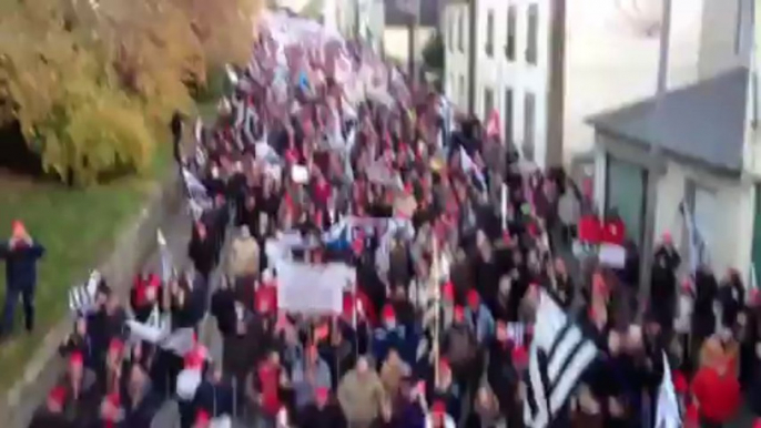 Défilé des Bonnets rouges dans le centre-ville de Carhaix.